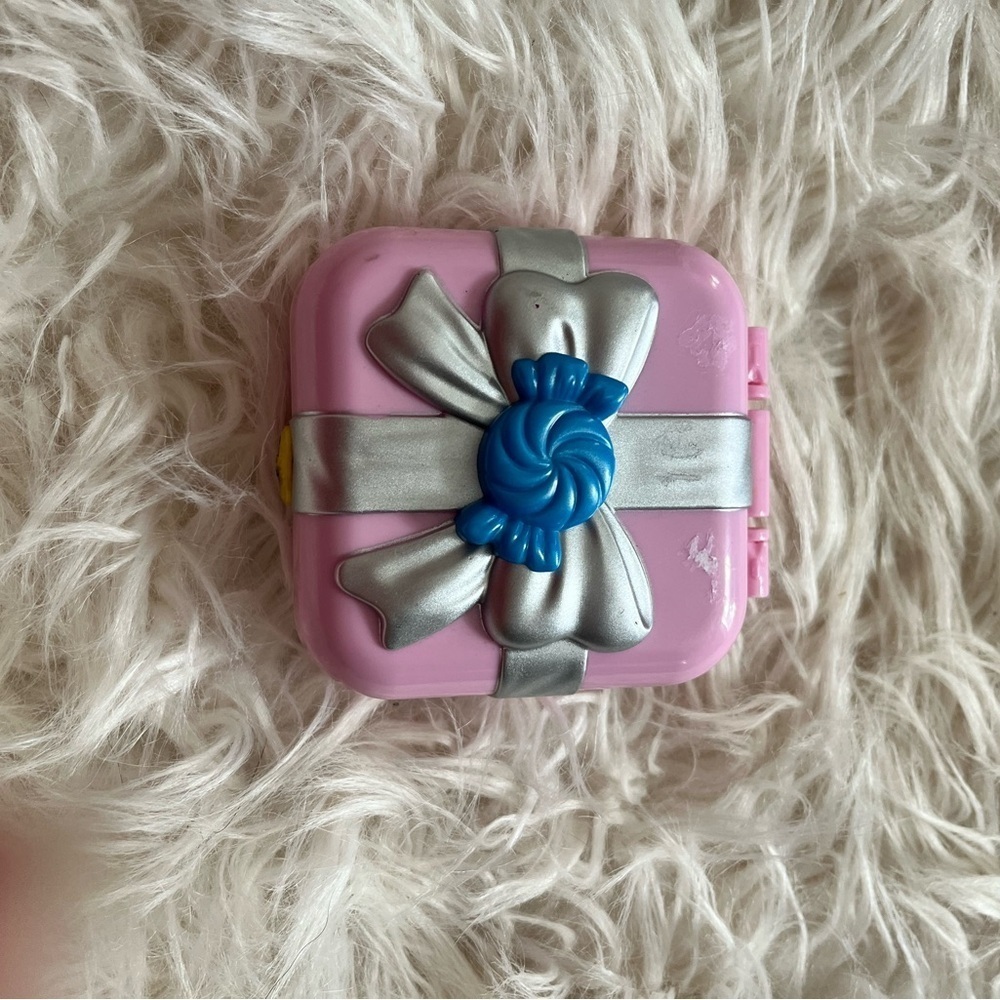 Polly Pocket Partytime Surprise Pink With Figure 2018 GDL84 Gingerbread Man - Picture 4 of 5